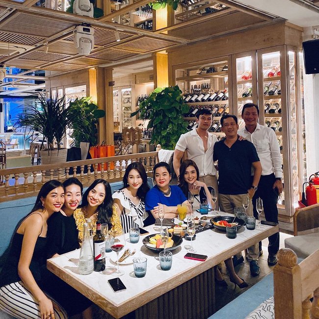 Mới đây, Đặng Thu Thảo đã đăng hình ảnh đi sinh nhật shark Khoa - người bạn thân thiết của cô. Dù ngồi giữa dàn mỹ nhân nhưng có thể thấy nhan sắc Đặng Thu Thảo vẫn rất nổi bật, chẳng hề kèm cạnh ai, xứng danh 