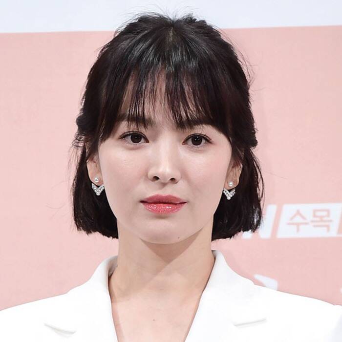 Để có Mừng SHBET phiên bản mới 2025 đẹp như vậy Song Hye Kyo cũng có kha khá bí quyết dưỡng da và 3 điểm quan trọng chính là : làm sạch sâu, cấp ẩm và sử dụng nhiều mặt nạ