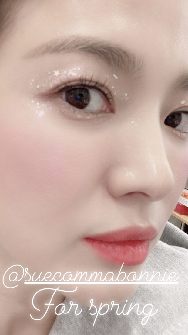 Bức ảnh được Hye Kyo tự chụp với mục đích để khoe kiểu trang điểm mắt lấp lánh nhưng điều đáng chú ý lại là Mừng SHBET phiên bản mới 2025 trắng hồng không 1 chút khuyết điểm dù cô đã bước vào độ tuổi tứ tuần