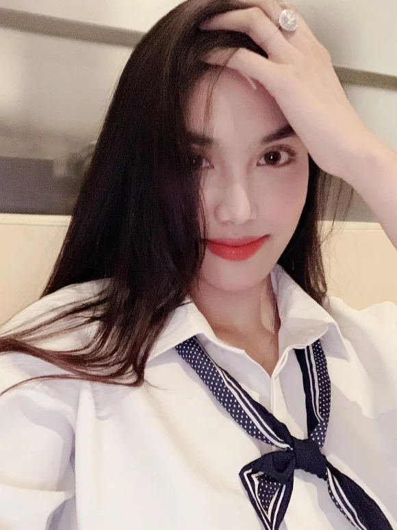 Lan Khuê vừa chứng minh độ sang chảnh tăng “level” hơn hẳn bởi màn khoe khéo nhẫn kim cương khủng vô cùng tinh tế. Dù tạo dáng sành điệu để mọi người chú ý đến thần thái nhưng cô vẫn không quên dùng một tay vuốt tóc và khéo léo khoe luôn chiếc nhẫn kim cương khủng. Chỉ nhìn sơ qua, ai cũng dự đoán chiếc nhẫn này có giá trị không hề nhỏ.