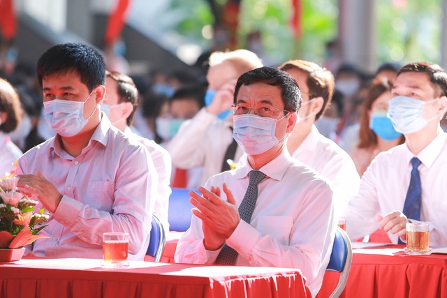 Bộ trưởng Bộ Thông tin & Truyền thông Nguyễn Mạnh Hùng dự lễ khai giảng cùng thầy và trò trường THCS Cầu Giấy (Hà Nội)  