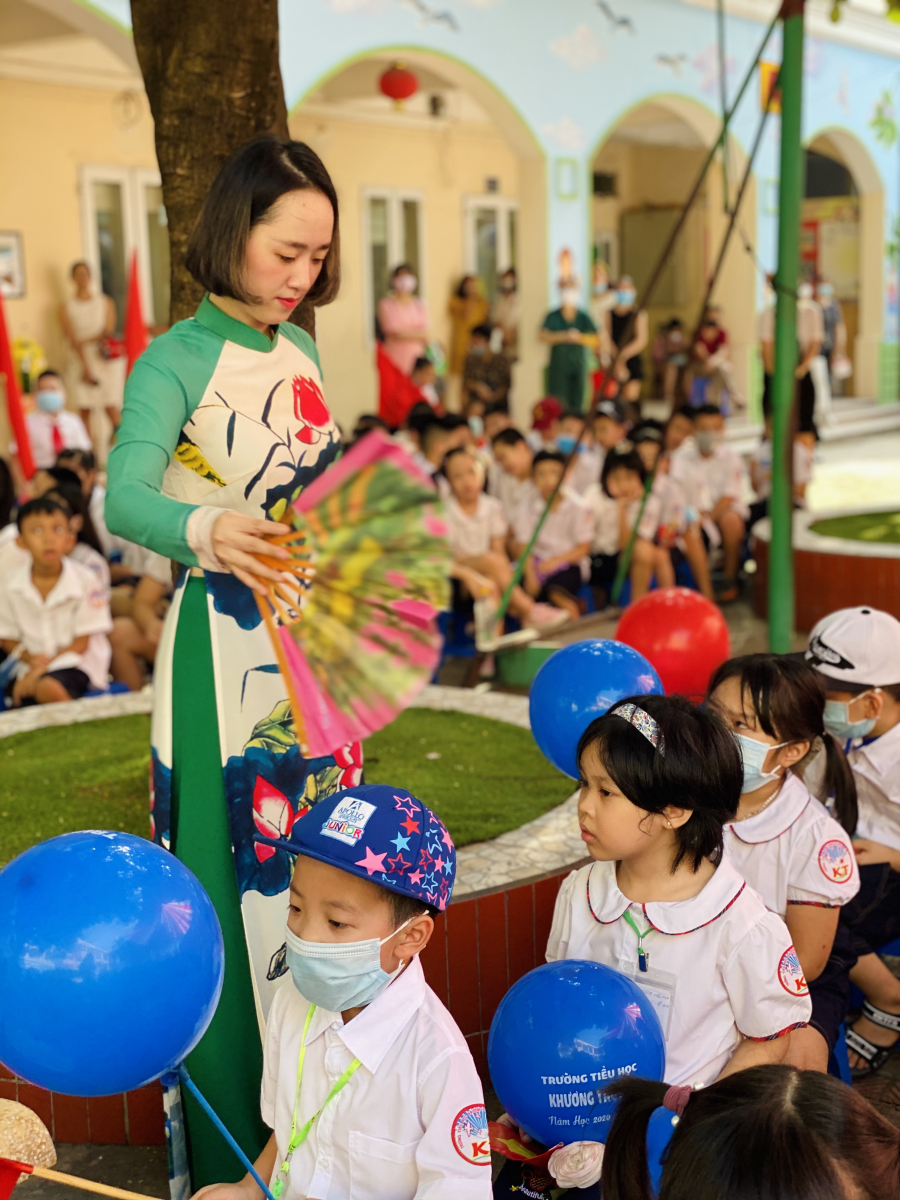 Thời tiết oi bức nên các cô giáo luôn để mắt tới những cô cậu hoc trò nhỏ