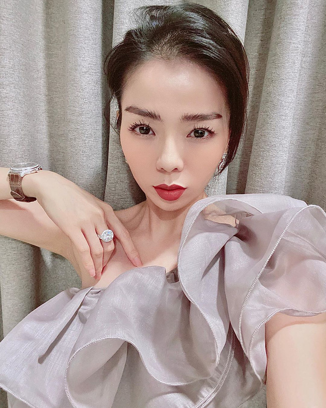le-quyen-khoe-mot-luc-3-mon-do-kim-cuong-khung-nhat-la-chiec-nhan-co-bu-e9d-5208651