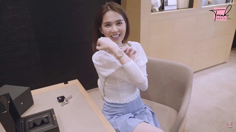 Ngọc Trinh vừa thưởng cho mình chiếc đồng hồ đính kim cương của Audemars Piguet trị giá hơn 1,8 tỷ đồng. Sản phẩm này ra mắt năm 2017, làm thủ công hoàn toàn và là chiếc duy nhất có mặt tại Việt Nam. Người đẹp lại một lần nữa gây choáng bởi độ chịu chơi của mình.