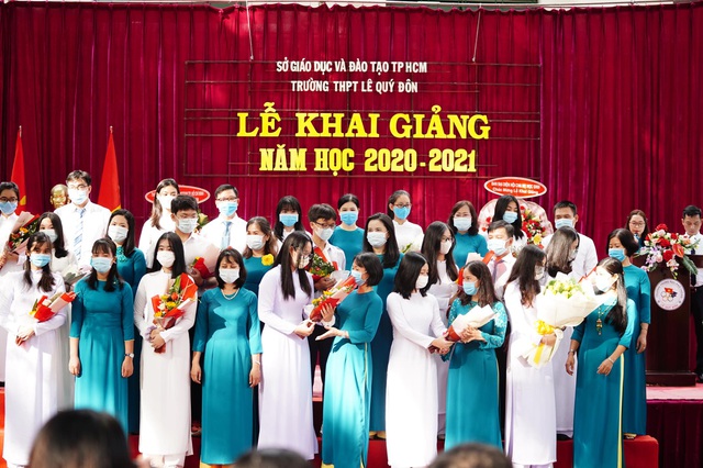 Khai giảng năm học mới cũng là dịp học sinh ở TP.HCM tri ân thầy cô