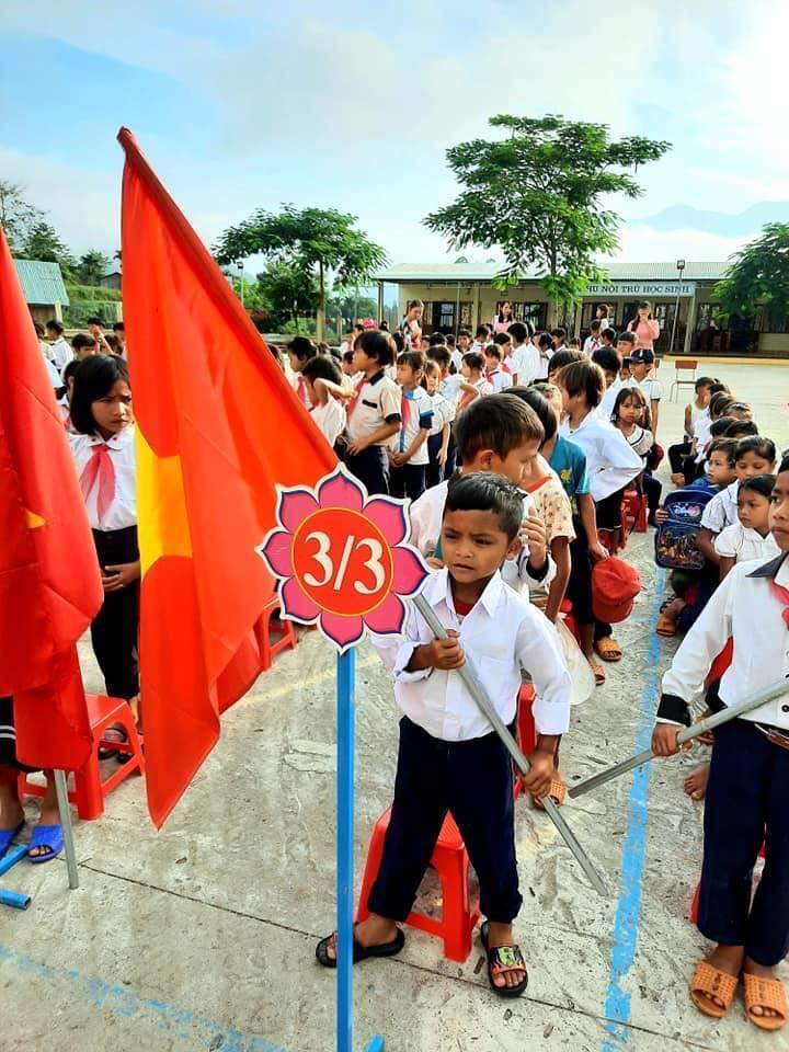Cậu bé Khiết trong ngày lễ khai giảng