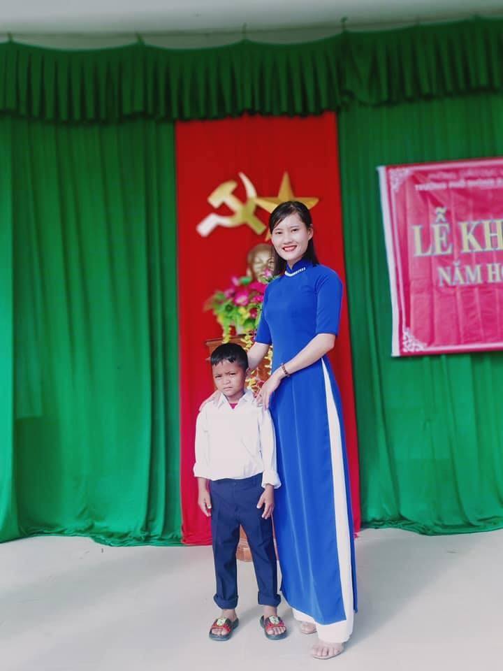 Năm học mới, Khiết lên lớp 3, là học trò của cô giáo 