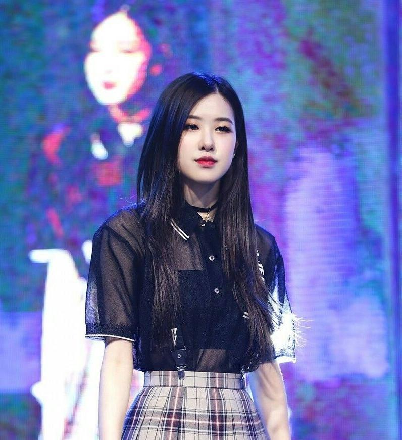 Nhờ đôi mắt này mà Rosé luôn nhìn đáng yêu như em bé. Và chỉ cần thay đổi cách trang điểm cô lập tức nhìn cực kỳ cá tính và xinh đẹp