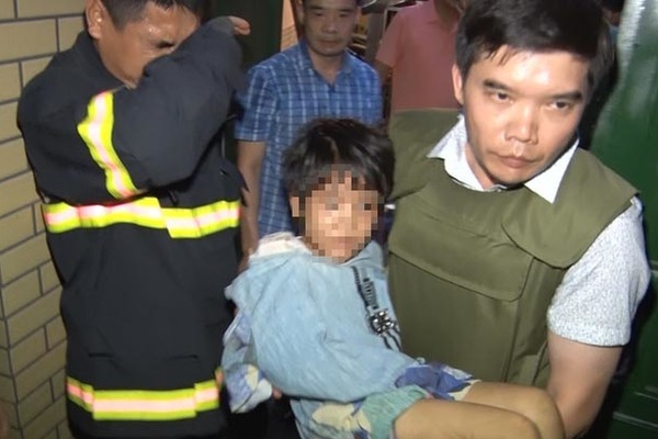 Bé gái được lực lượng chức năng giải cứu  