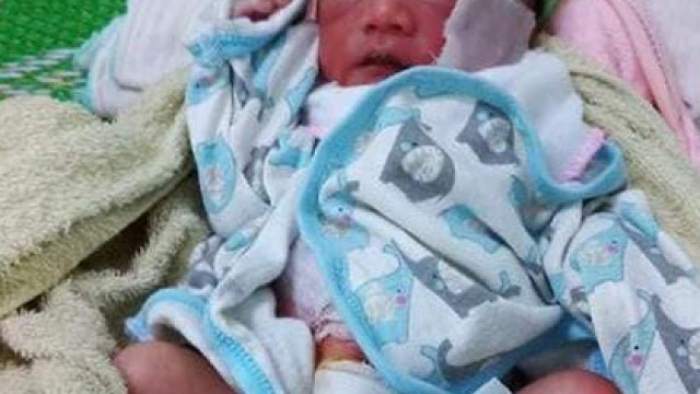 Bé gái sơ sinh đang được chăm sóc tại bệnh viện    