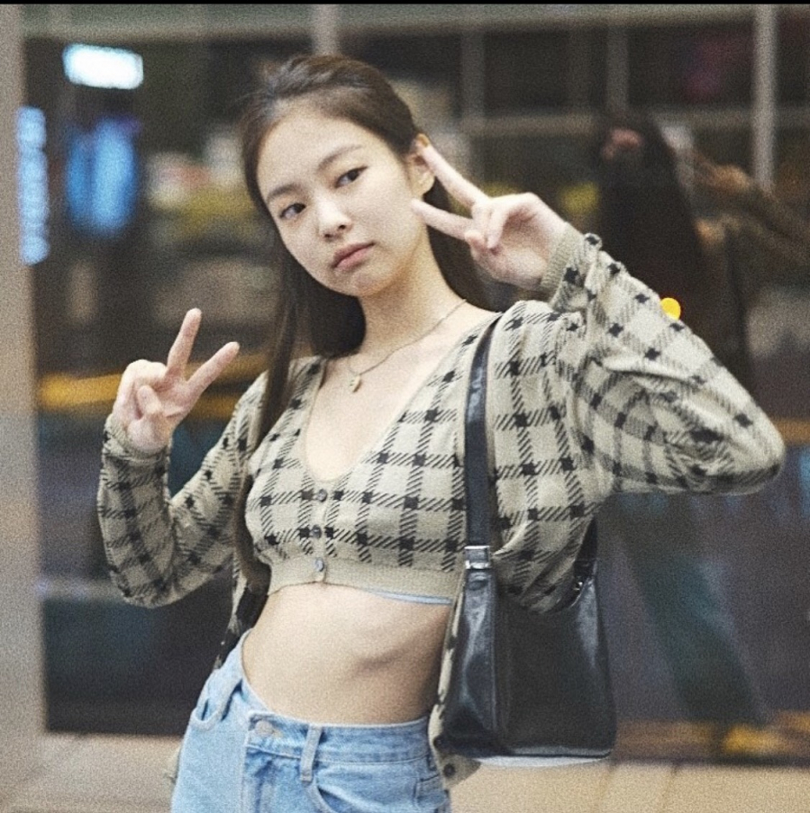 Đây có lẽ là công thức mix đồ mà Jennie yêu thích nhất bởi nó vừa đơn giản vừa dễ mặc lại mang hiệu ứng thẩm mỹ vô cùng tuyệt vời