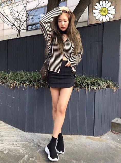 Nếu bạn muốn khoe đôi Shbet888 phiên bản mới nhất thon nuột cùng vẻ nữ tính quyến rũ nhưng không kém phần năng động thì hãy thử ngay set đồ này nhé.