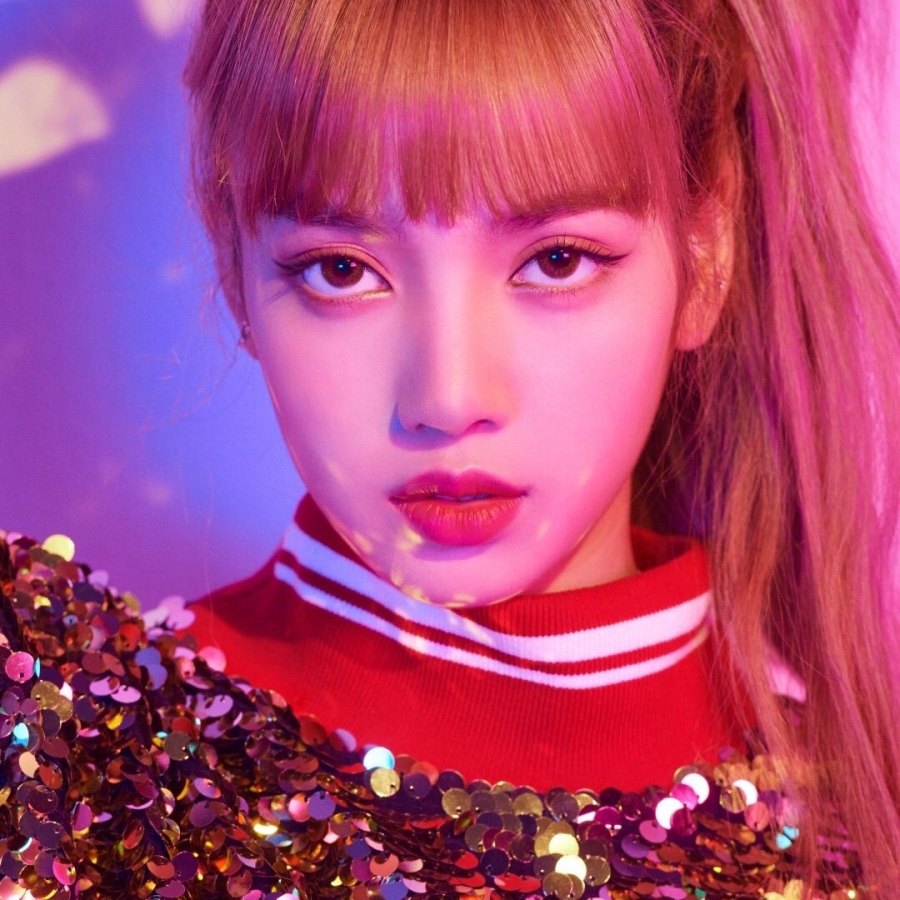 Đôi mắt của Lisa rất to và tròn cùng với nụ cười tươi tắn của mình giúp cô nhìn tươi sáng và vô cùng dễ thương