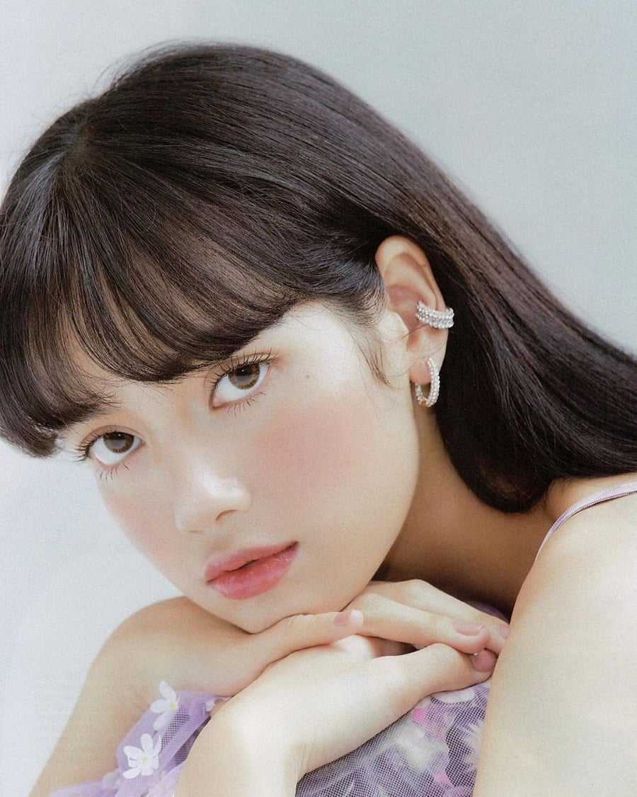 Đối với những kiểu trang điểm nhẹ nhàng như thế này Lisa nhìn lại xinh đẹp mơ màng như 1 nàng thơ thực thụ