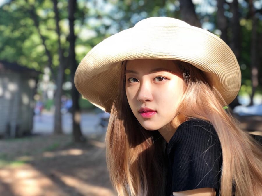 Giọng ca chính của BlackPink - Rosé có 1 đôi mắt mí lót rất 