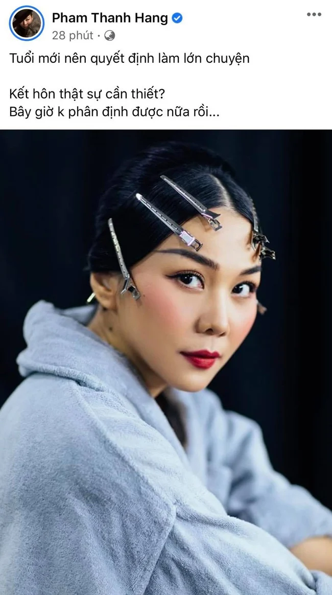 Mới đây, trên trang cá nhân, Thanh Hằng bất ngờ đăng tải dòng trạng thái ẩn ý liên quan tới chuyện kết hôn khiến dân mạng vô cùng chú ý. Người hâm mộ Thanh Hằng nhanh chóng để lại bình luận tò mò về việc liệu có phải cô đang tính tới chuyện kết hôn ở tuổi 37. Đặc biệt fan cũng réo gọi tên người tình tin đồn Hà Anh Tuấn vì đây là người thường xuyên dính tin đồn hẹn hò với siêu mẫu.