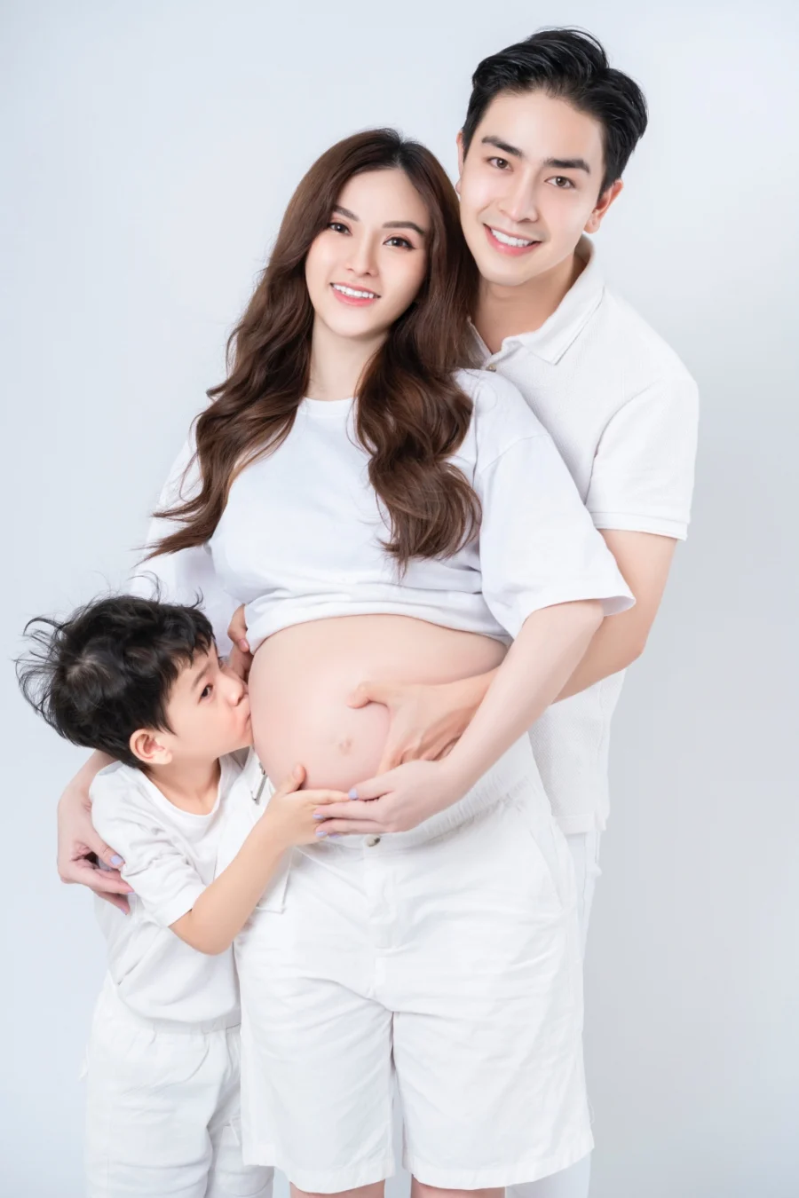 Thu Thủy vừa khoe bộ ảnh kỷ niệm trước khi lâm bồn, nữ ca sĩ thoải mái vén áo khoe bụng bầu vượt mặt và nở nụ cười hạnh phúc bên chồng và con trai. Thu Thủy cho biết luôn giữ tâm trạng vui vẻ, lạc quan để mẹ khỏe mạnh và không ảnh hưởng đến thai nhi. Nhiều người nhận xét cô trông rất rạng rỡ và năng động. Cô chăm chỉ tập luyện yoga ở nhà cũng như tham khảo nhiều về các phương pháp thai giáo để tự chăm sóc cho bản thân và thai nhi phát triển tốt. Hiện khi đã sắp sinh Thu Thủy chỉ tăng 8kg nhờ áp dụng chế độ dinh dưỡng theo lời khuyên của bác sĩ.