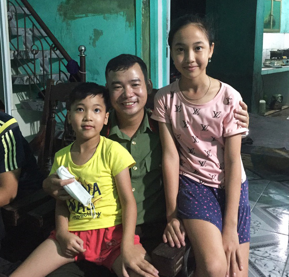 Thượng úy Thượng và 2 cháu nhỏ (Ảnh: Tuổi trẻ)