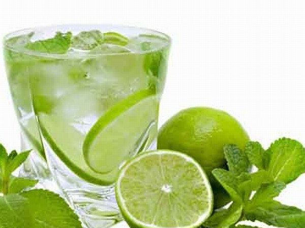 Không uống nước chanh vào buổi sáng khi đói