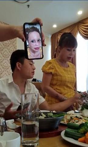Thu Sao livestream bức xúc về việc ảnh mình bị chỉnh sửa.    