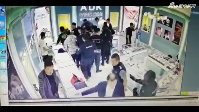   Cảnh sát chạy tới khống chế nghi phạm, giải cứu con tin.   