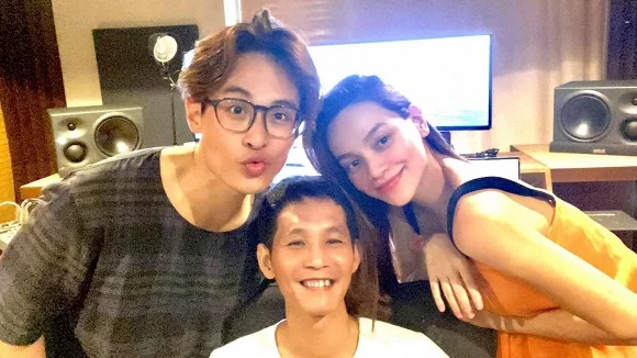 Mới đây, khi chụp ảnh với Hà Anh Tuấn, Hà Hồ khiến ai nấy lo lắng với khuôn mặt mộc gầy nhom, lộ vẻ mệt mỏi và hốc hác, mất đi vẻ rạng rỡ thường thấy. Nhiều khán giả cho rằng một phần cô đang mang thai ở những tháng cuối thai kì lại tất bật cho công việc phát hành album và tổ chức liên tục những đêm nhạc cá nhân khiến nữ ca sĩ mất sức kéo theo dung nhan có phần sa sút. Hiện, rất nhiều người hâm mộ gửi lời hỏi thăm cũng như khuyên cô dành thời gian nghỉ ngơi, bồi bổ sức khỏe để mẹ bầu và thai nhi cùng khỏe mạnh.