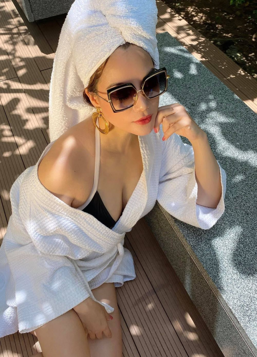 truong-ngoc-anh-khoe-anh-di-boi-quyen-ru