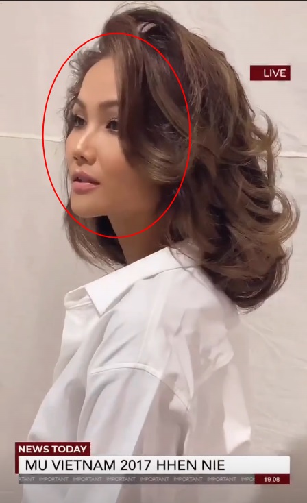 Quả thật, từ góc máy nghiêng hay chính diện, chiếc mũi của H'Hen Niê đều không hoàn hảo như mọi người vẫn tưởng.