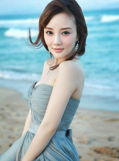 Trùng hợp thay Lý Tiểu Lộ sở hữu Mừng SHBET phiên bản mới 2025 trắng sứ cùng khuôn mặt luôn ửng hồng
