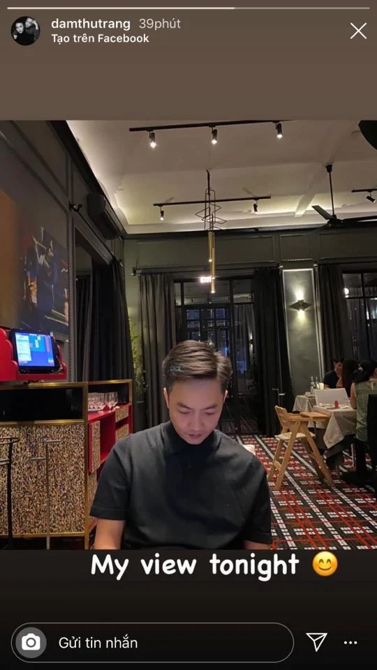 Mới đây, Đàm Thu Trang công khai tỏ tình với Cường Đô La bằng dòng trạng thái đầy ý nghĩa. Cô đăng tải bức ảnh ông xã đang mải chú ý đến điện thoại nên không biết mình chụp lén, kèm câu nói đầy ẩn ý: “My view tonight” (tạm dịch: Tầm nhìn của tôi đêm nay). Chẳng cần phải những dòng ngôn tình dài dòng hay nhưng câu nói yêu thương chỉ bằng một vài từ ngắn ngủi, Đàm Thu Trang đã chứng minh tình yêu ngọt ngào dành cho ông xã. Trong mắt của cô, Cường Đô La chính là duy nhất và luôn mang đến sự ấm áp cho cô.