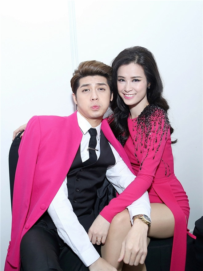 Noo Phước Thịnh vừa tổ chức một đêm nhạc với sự tham gia của người bạn thân đặc biệt - Đông Nhi. Gắn bó trong nghề hơn 10 năm, cả hai từng vướng nghi vấn mâu thuẫn. Tại buổi ca nhạc này, Noo đã chính thức lên tiếng thừa nhận: 