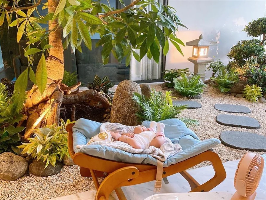 Mới đây, Đàm Thu Trang chia sẻ hình ảnh mới nhất của con gái mới chào đời. Ai cũng nhận ra bé Suchin sở hữu gương mặt hồng hào, thân hình trộm vía bụ bẫm dù mới 1 tháng tuổi. Không những vậy ái nữ của Đàm Thu Trang và Cường Đô La còn thu hút sự chú ý bởi bối cảnh cực 