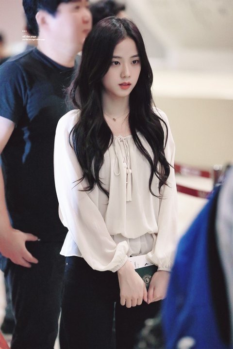 Jisoo đẹp như mối tình đầu, nhẹ nhàng thuần túy và tinh khiết với Shbet123 Link Vào ShBet Mới Nhất dài xoăn 