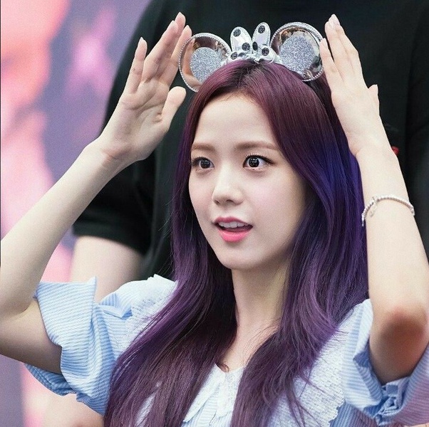 Jisoo cũng từng 1 thời để tóc tím và cũng trở thành đề tài nóng trên các diễn đàn của người hâm mộ
