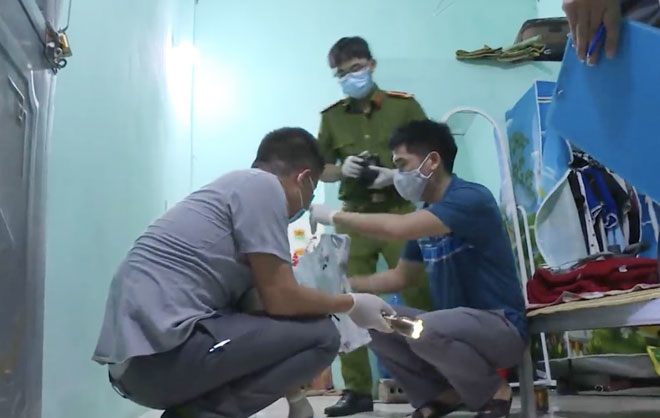 Khám nghiệm nơi ở của đối tượng Thu.    