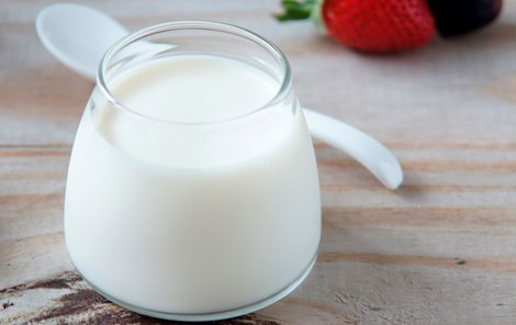 Cho bé ăn sữa chua sau bữa sáng khoảng 30 phút