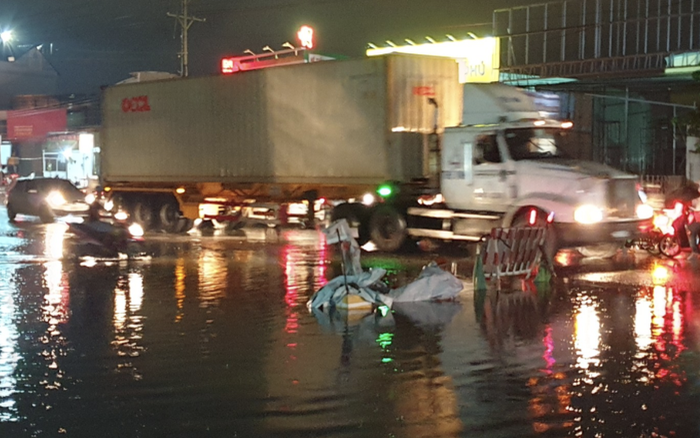Vụ việc xảy ra giữa trời mưa lớn, ổ gà sau đó được rào chắn lại cảnh báo người đi đường.    