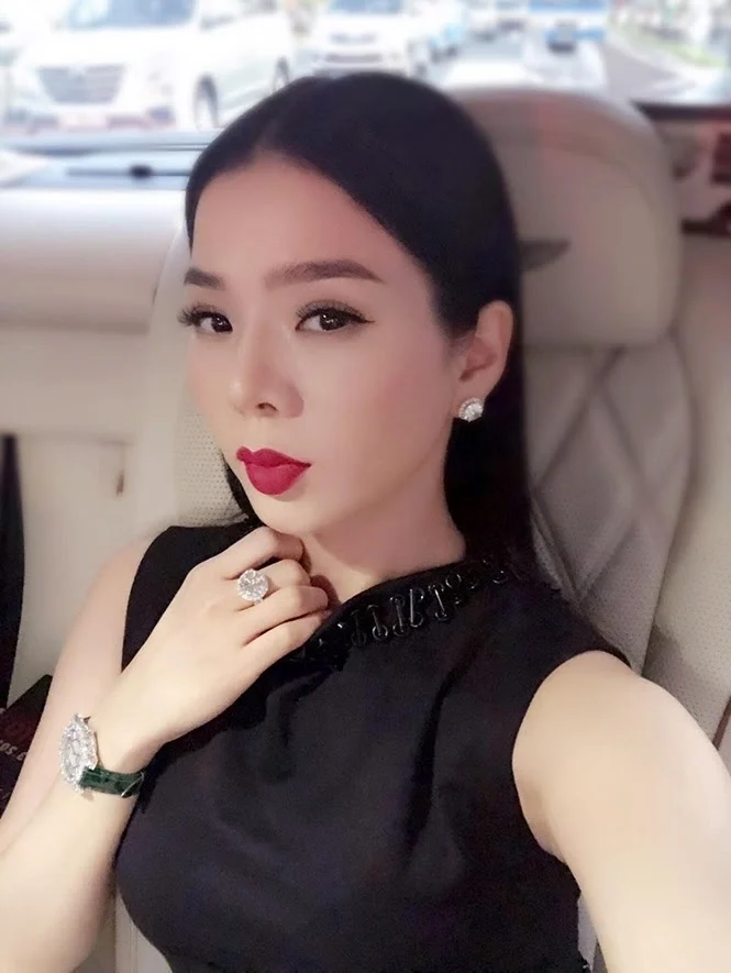 Vừa qua, Lệ Quyên bị đồn ly hôn chồng và đang cặp kè trai trẻ. Mới đây cô lại gây chú ý khi ví cuộc đời như vở diễn: “Cuộc đời là một sân khấu lớn, lung linh màu sắc và rất đa dạng. Đôi khi, một vở diễn bi kịch sẽ trở thành hài kịch. Điều quan trọng, đừng là diễn viên dù luôn được thủ vai chính, hãy là đạo diễn để quyết định, để nắm tất cả các bạn diễn viên ấy trong tay và cứ để cho các bạn diễn viên lúc nào cũng cố gắng hết sức để thể hiện mình”. Nhiều người cho rằng đây chỉ là dòng tâm trạng ngẫu hứng nhưng cũng có người nói cô đang ẩn ý nói về chính cuộc đời của mình, phải diễn sao cho hợp lòng công chúng.