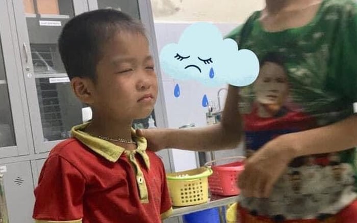 Con chỉ tỉnh khi nào mẹ cho con xem điện thoại cơ!
