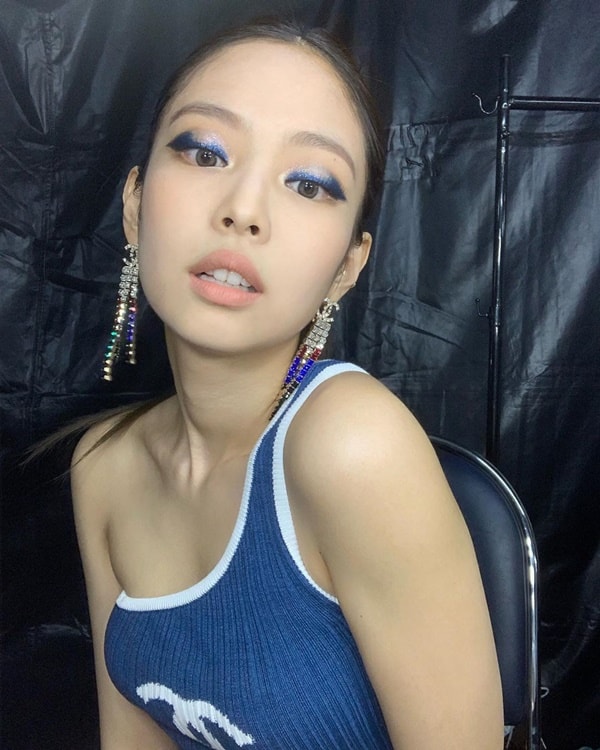Jennie chính là người lăng xê cho kiểu trang điểm này thành công nhất khi có 1 blogger Trung Quốc đã bỏ ra cả chục ngàn đô bay sang Hàn Quốc gặp người trang điểm cho Jennie để được 