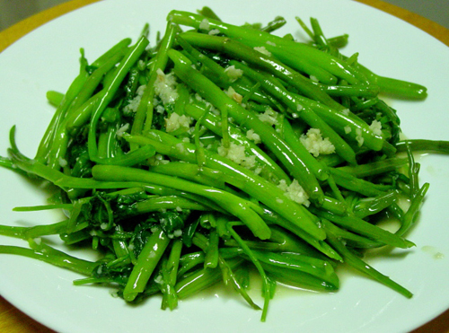 Xào rau nhanh tay lửa lớn rau xanh mướt