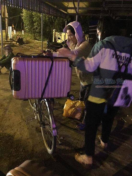 Khoảnh khắc mẹ già chuẩn bị 