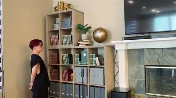 Phòng khách có nhiều sách 