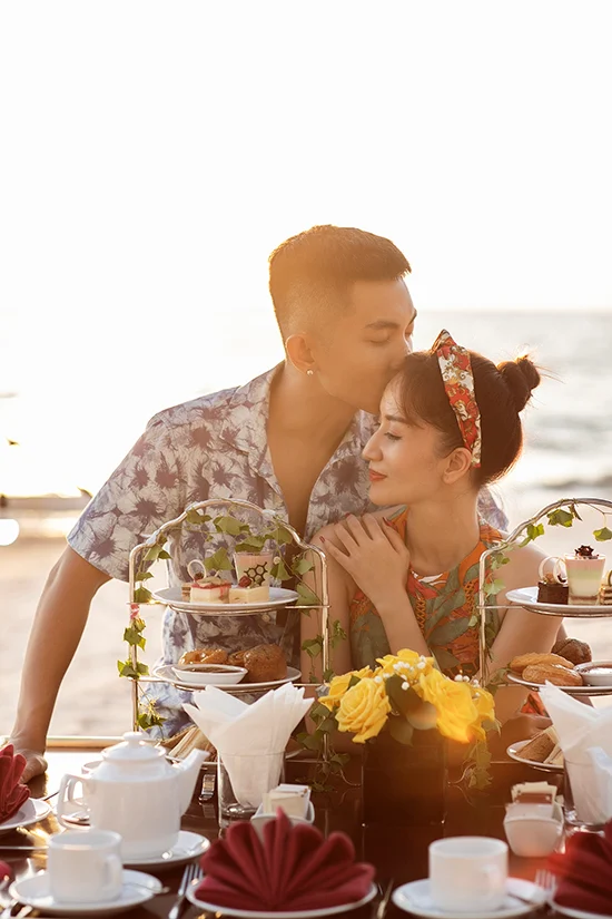 Mới đây, trong một chương trình, Khánh Thi lần đầu tiết lộ điều lãng mạn nhất Phan Hiển từng làm cho mình, đó là tặng cô chiếc nhẫn kim cương trị giá gần nửa tỷ. 'Cách đây 5 năm, dù không có đủ tiền mà Hiển tích cóp mua tặng tôi chiếc nhẫn đắt đỏ. Hiển tặng nhẫn vì muốn tôi không thua kém người khác khi lên truyền hình làm giám khảo. Thời điểm đó, ông xã mới 22 tuổi, cũng chưa chính thức ngỏ lời cầu hôn nên tôi không thể tin mình đang đeo chiếc nhẫn nửa tỷ', cô nhớ lại.