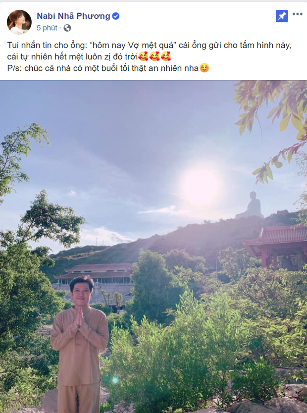 Mới đây, Nhã Phương đã đăng tải dòng trạng thái cùng khoảnh khắc Trường Giang mặc đồ lam đứng chắp tay tại 1 ngôi chùa, anh vẫn giản dị với đôi dép tổ ong, nở nụ cười an yên. Dường như anh muốn nhắn nhủ với vợ rằng 