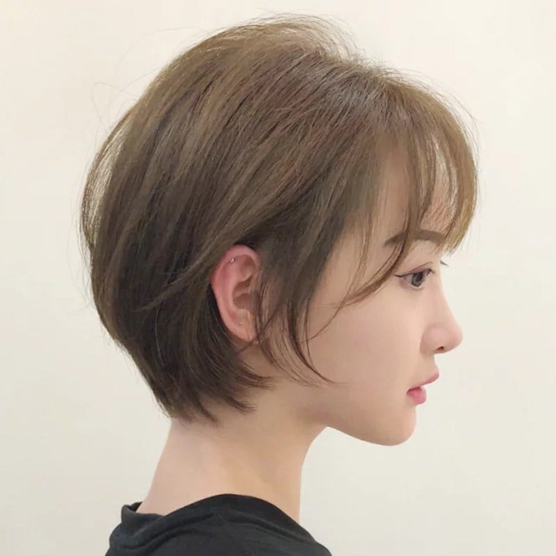 Đây chính là kiểu pixie có độ dài tương đối dài so với những kiểu khác. Nó có độ dài trên cằm 1 chút phần gáy vẫn được tỉa tém vào trong nhưng lại mang đến cảm giác giống tóc bob layer hơn