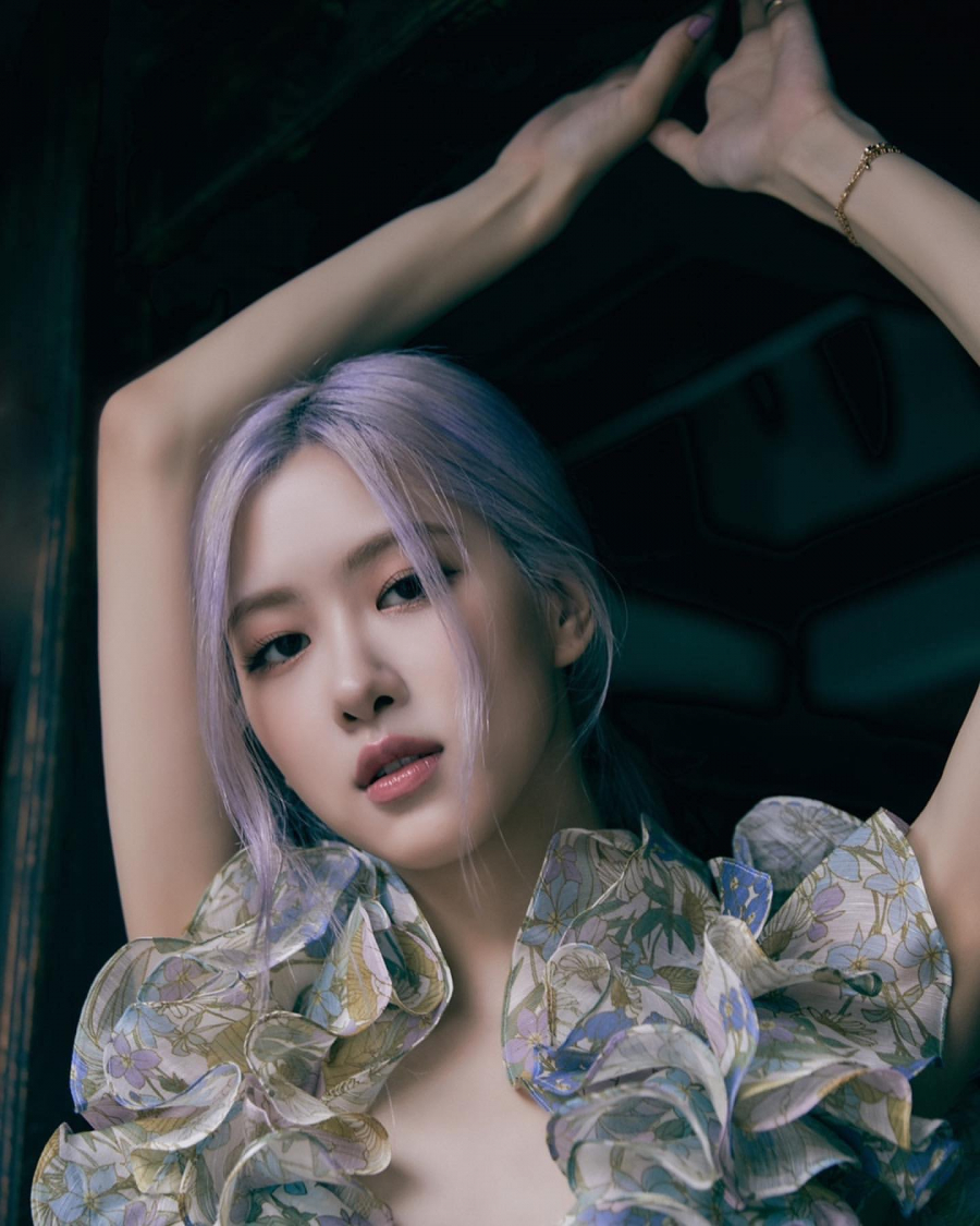 Phần khóe môi cười của Rosé hoàn toàn tự nhiên, đẹp hoàn hảo đến mức các chuyên gia về phẫn thuật thẩm mỹ cũng phải tấm tắc khen ngợi
