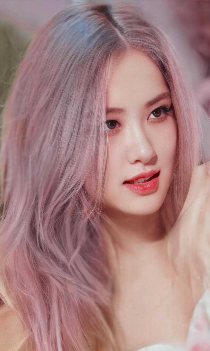 Giọng ca chính của BlackPink - Rosé gây ấn tượng mạnh không chỉ nhờ giọng ca ngọt ngào mà cô còn được yêu quý bởi vẻ ngoài xinh đẹp cuốn hút của mình