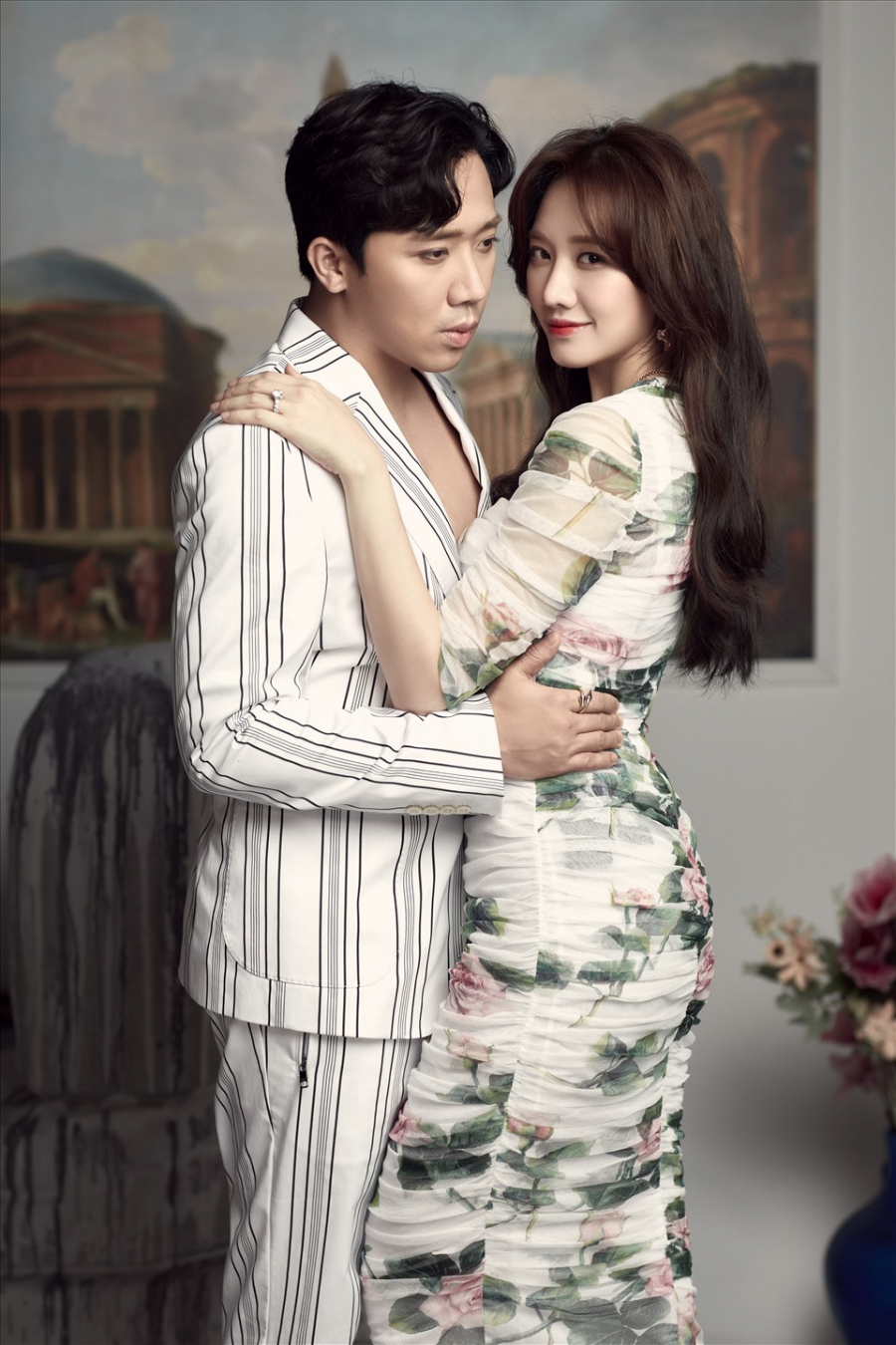 Hari Won vừa tiết lộ trong phòng ngủ, cô là gối ôm, có thể lười biếng nằm trên giường ăn, ngủ nhưng Trấn Thành luôn phải ôm cô đi ngủ: 