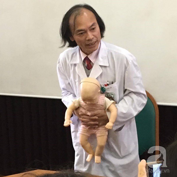 Với trẻ trên 2 tuổi, cha mẹ có thể dùng biện pháp ép bụng (phương pháp Heimlich)